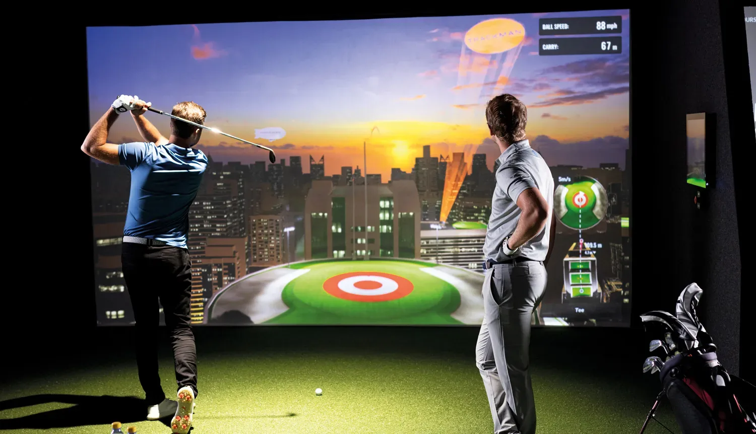 Samen golfen op een indoor golfsimulator